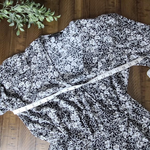 Banana Republic B & W Floral Blouse - Picture 4 of 7